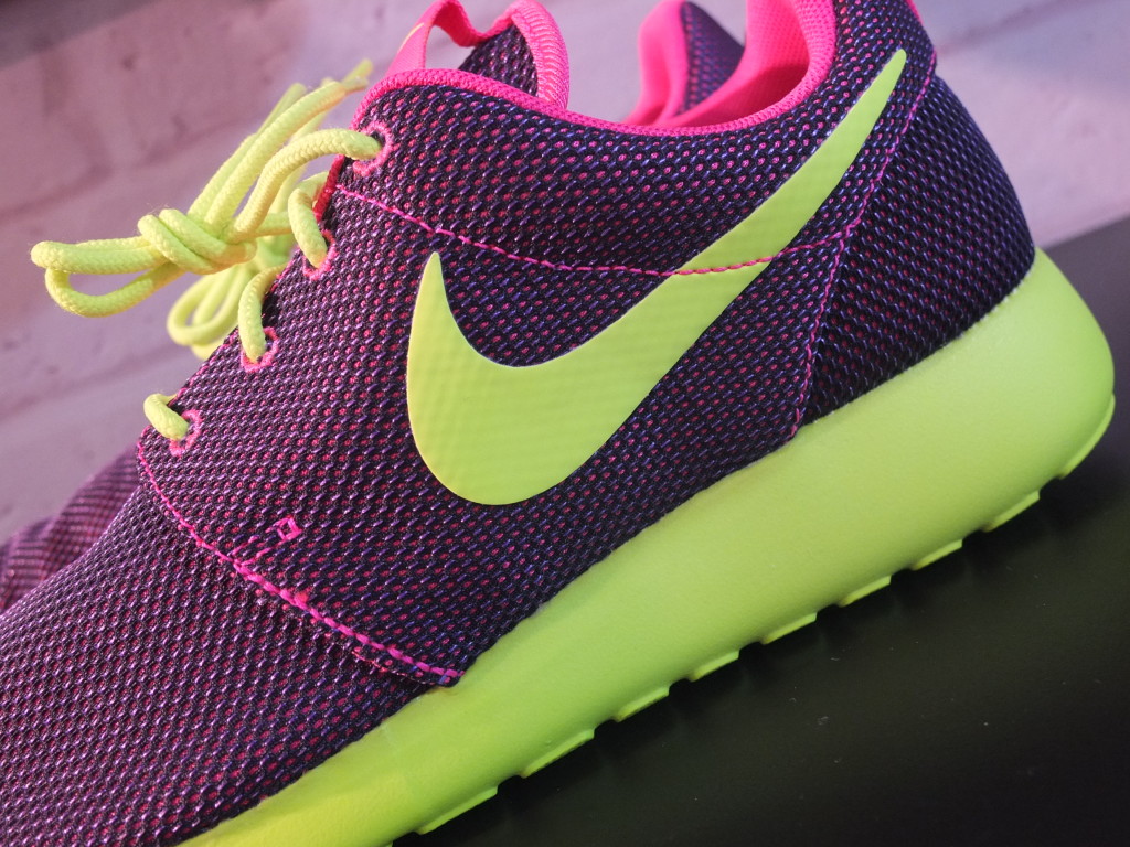 hot pink nike roshe