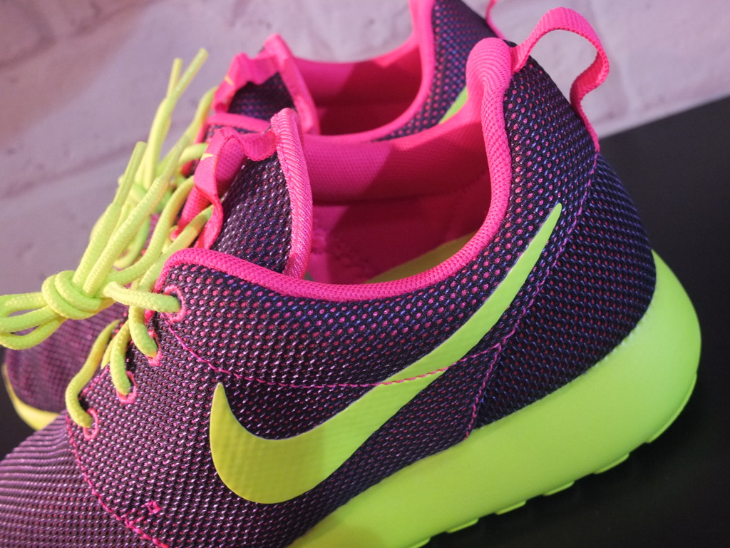 nike roshe run pink and grey